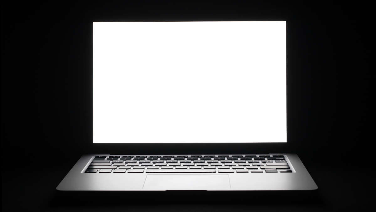 Laptop mit weißem Bildschirm vor schwarzem Hintergrund